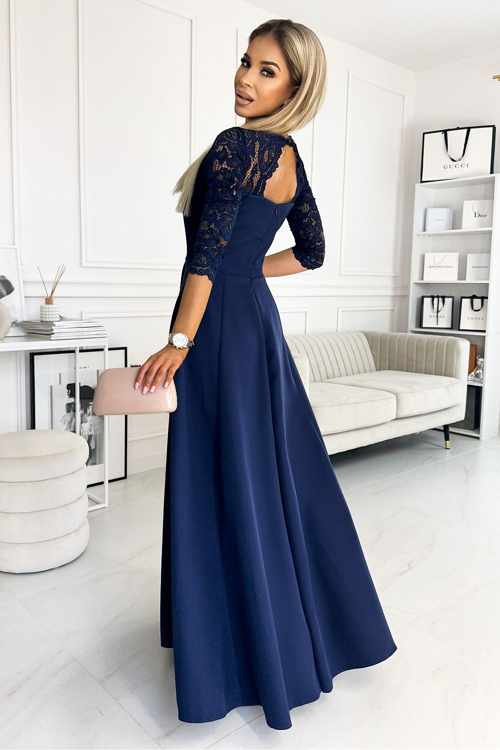Model draagt ivoren Numoco jurk op bruiloft – Elegante outfit voor speciale gelegenheden