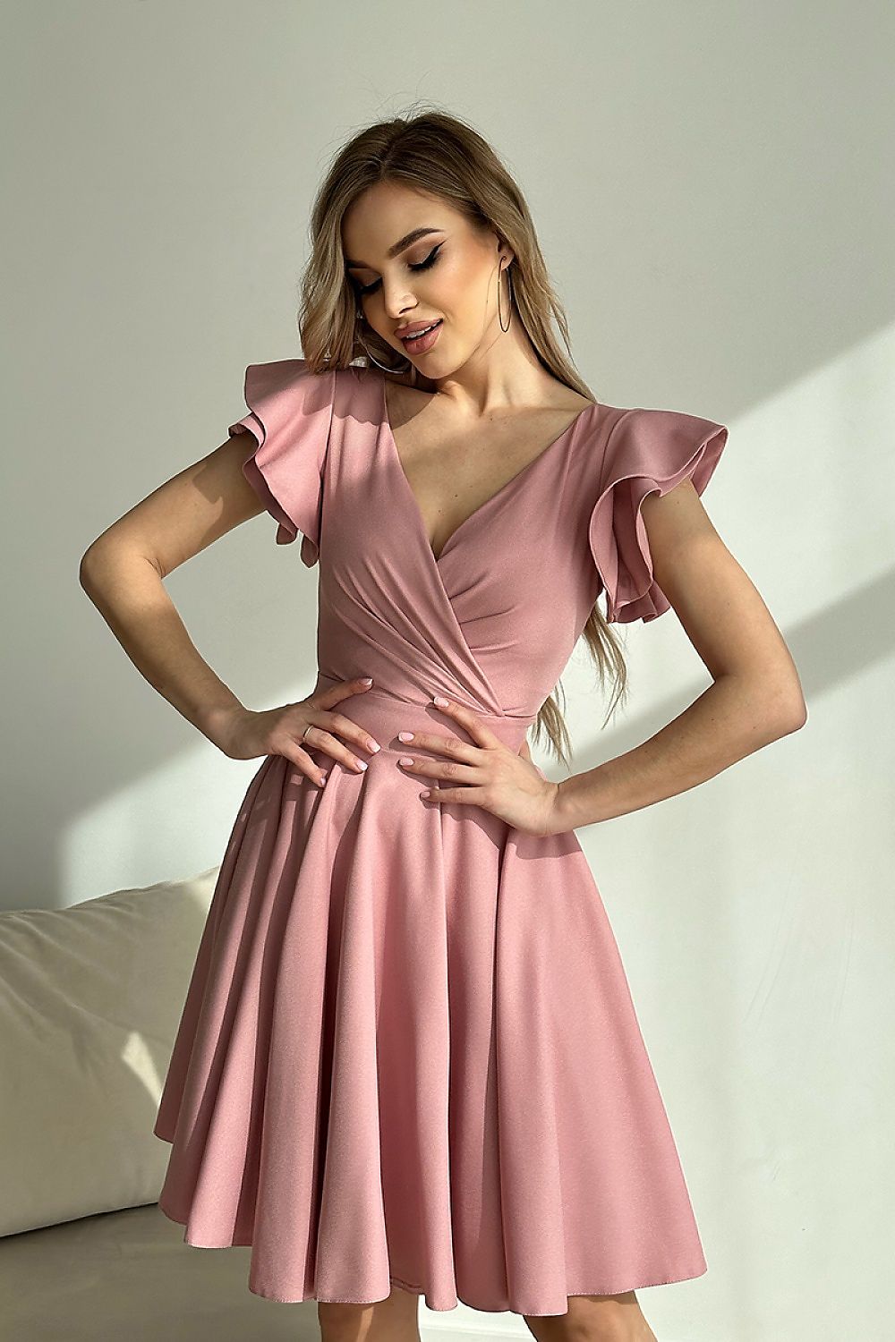 Vrouw in Ruffle Charm taillejurk met ruches aan de mouwen β elegante meisjesachtige jurk