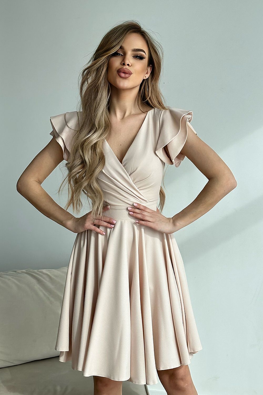Vrouw in Ruffle Charm taillejurk met ruches aan de mouwen β elegante meisjesachtige jurk