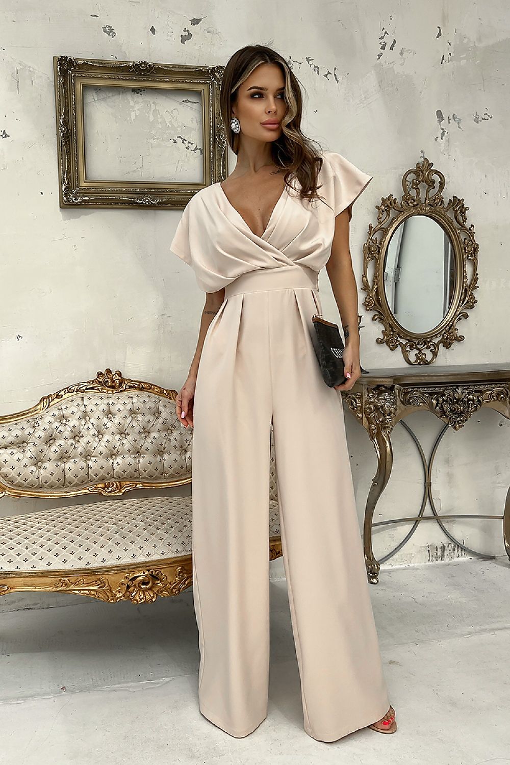 Uitlopende mouwen en schouderdetail van Serena Sculpt jumpsuit