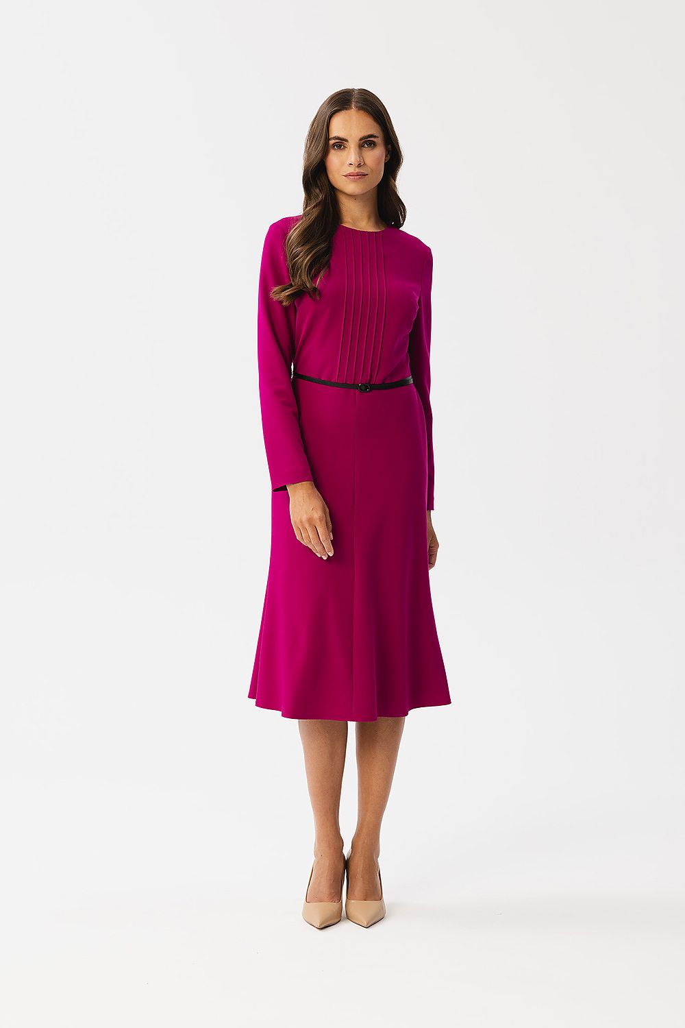 Eleganza Stitch Midi Dress – stijlvolle midi-jurk met decoratieve stiksels, kunstleren riem en lange mouwen.
