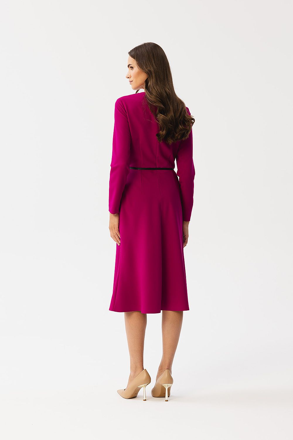 Eleganza Stitch Midi Dress – stijlvolle midi-jurk met decoratieve stiksels, kunstleren riem en lange mouwen.