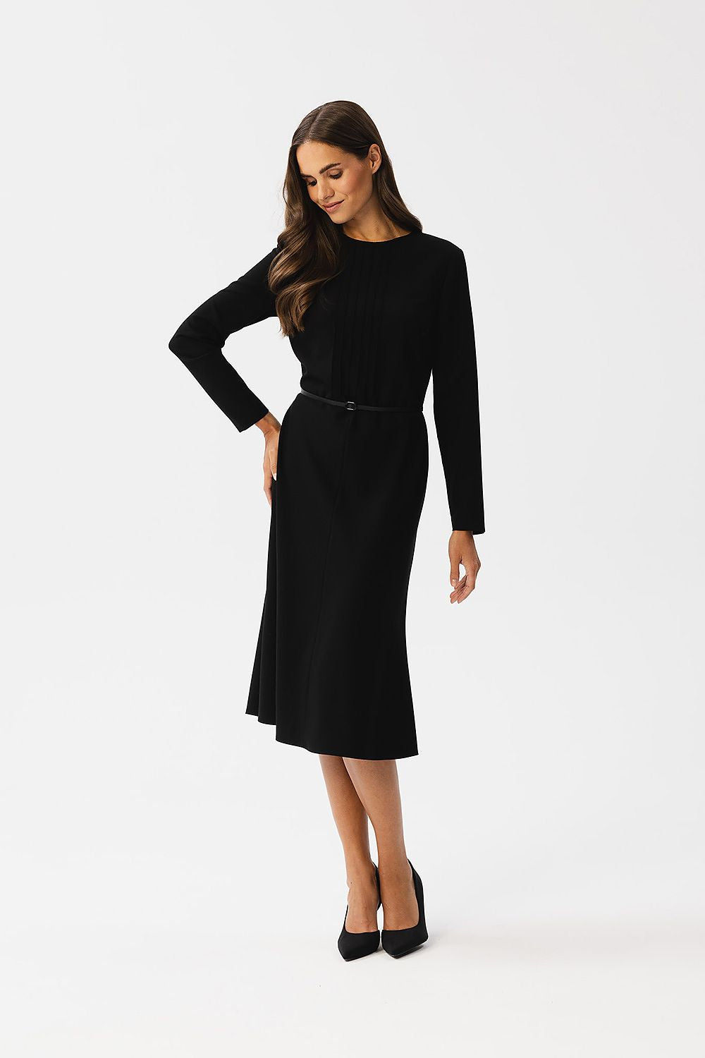 Eleganza Stitch Midi Dress – stijlvolle midi-jurk met decoratieve stiksels, kunstleren riem en lange mouwen.