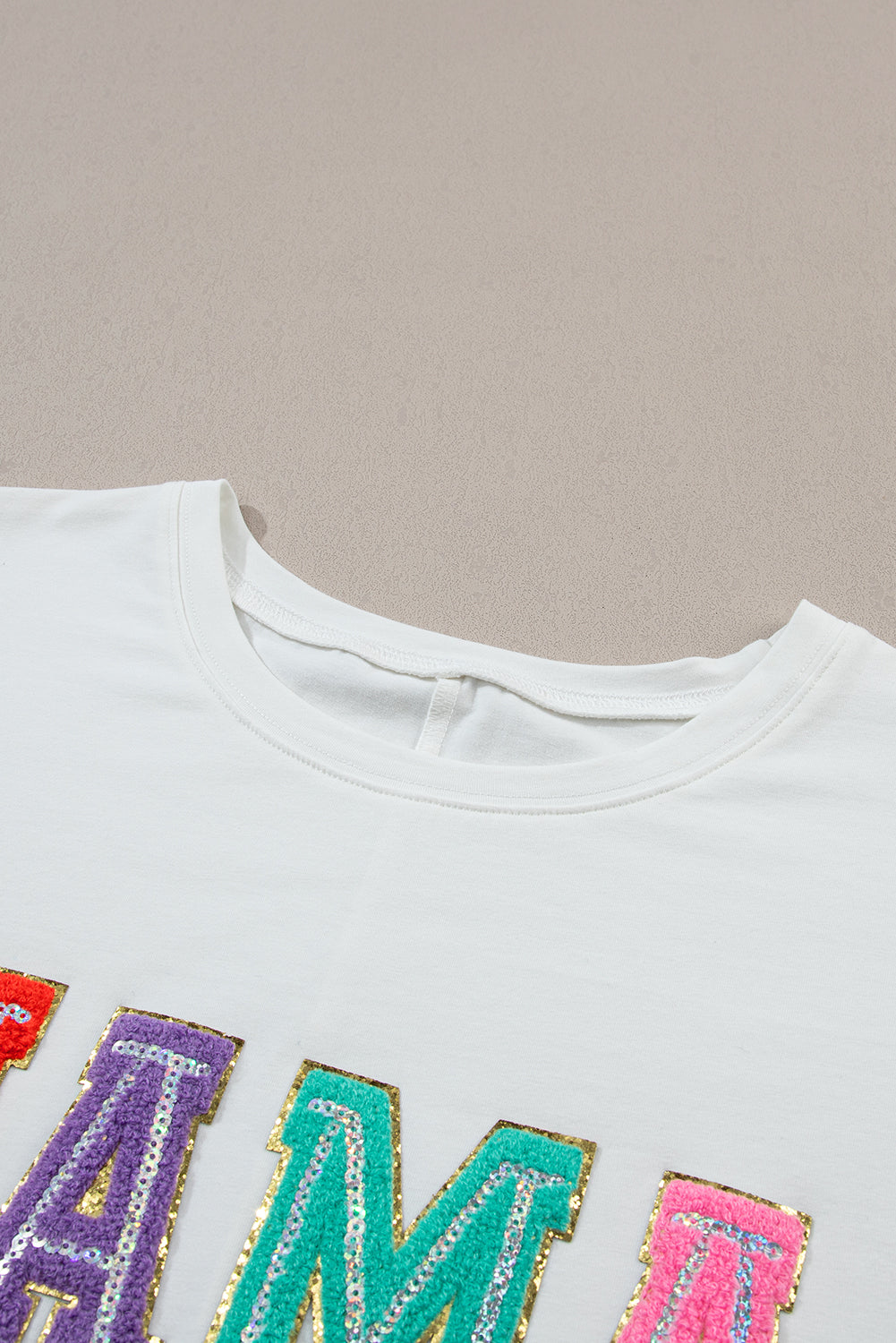 Witte MAMA T-shirt met chenille patches en ronde hals - PrizQ