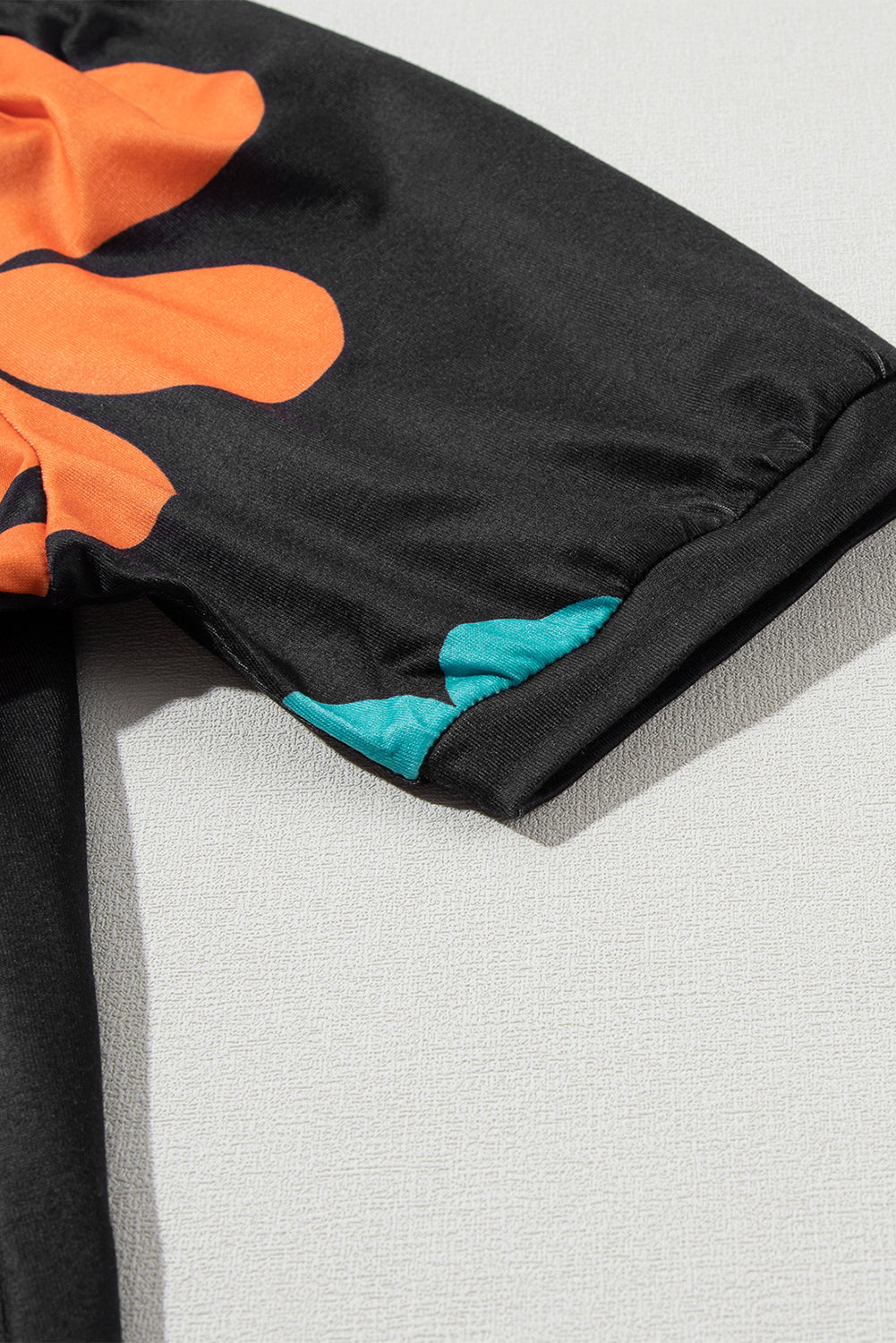 Zwarte Tee met bloemenprint - PrizQ