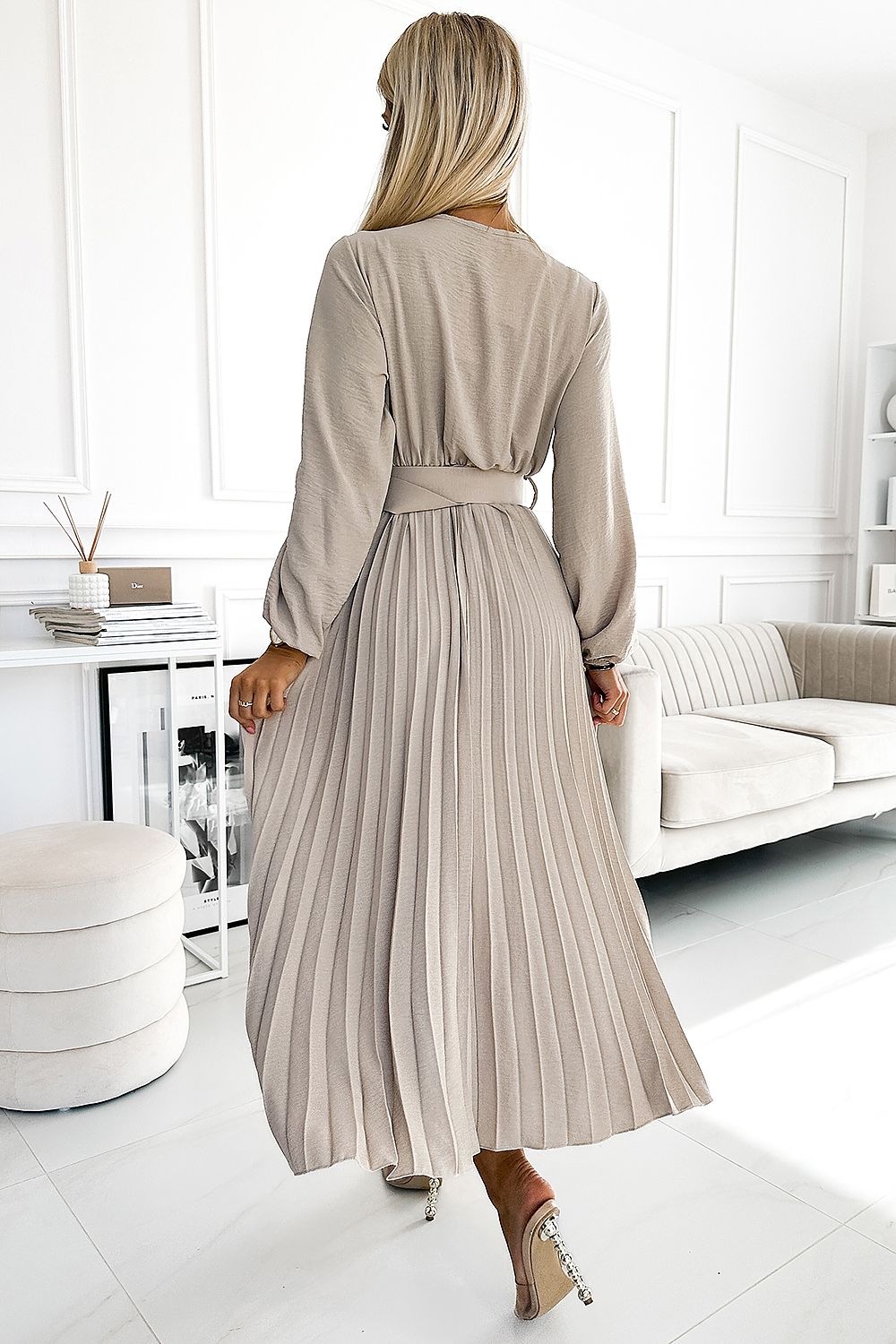 Geplooide midi-jurk met brede ceintuur en lange mouwen – numoco basic collectie