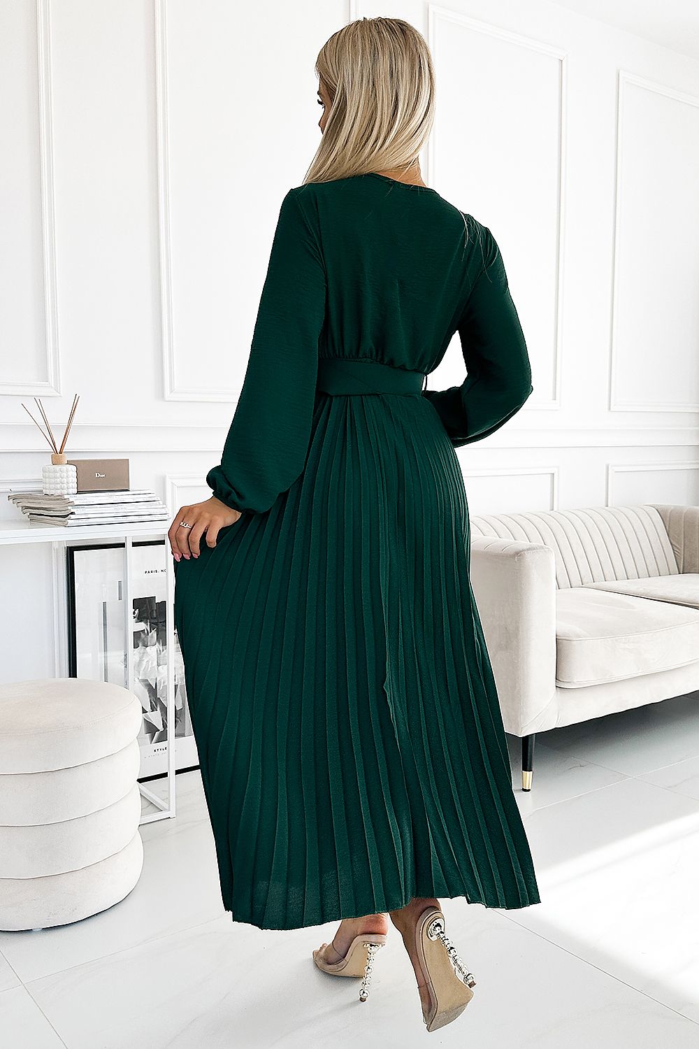 Groene feestjurk met ceintuur – numoco basic collectie