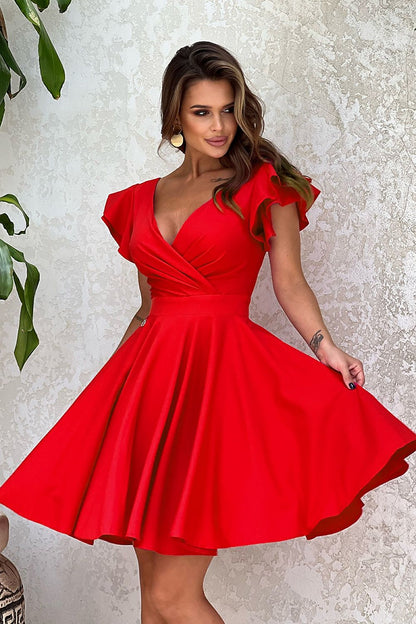 Vrouw in Ruffle Charm taillejurk met ruches aan de mouwen – elegante meisjesachtige jurk