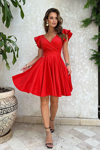 Vrouw in Ruffle Charm taillejurk met ruches aan de mouwen – elegante meisjesachtige jurk
