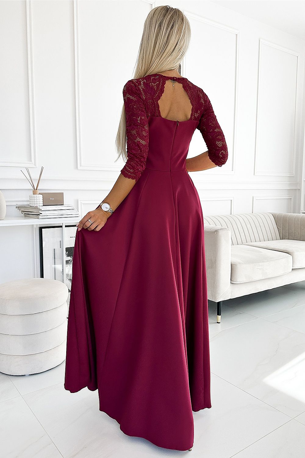 Model draagt ivoren Numoco jurk op bruiloft – Elegante outfit voor speciale gelegenheden