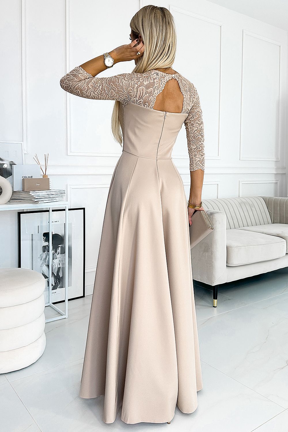Model draagt ivoren Numoco jurk op bruiloft – Elegante outfit voor speciale gelegenheden