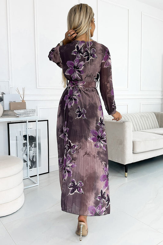 Fleur de Terre Plissé jurk met paarse bloemen en enveloppehals – Numoco Basic 190635