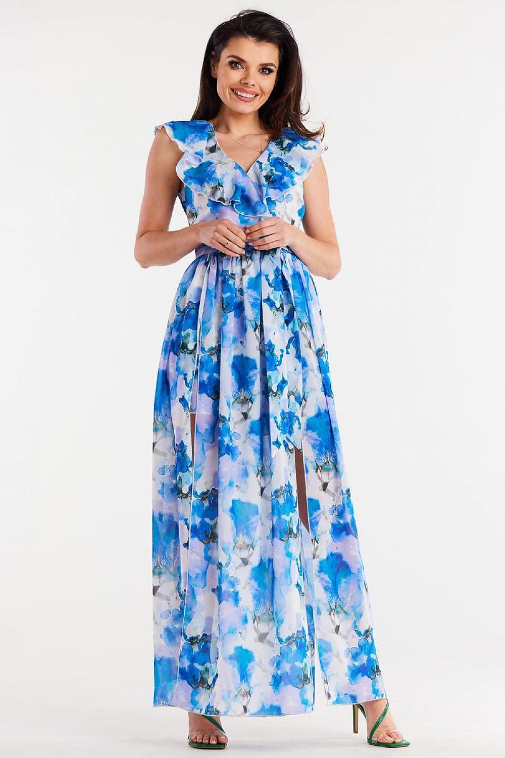 Vrouw draagt Flair Élan asymmetrische chiffonjurk met ruche, ceintuur en elegante splitten.