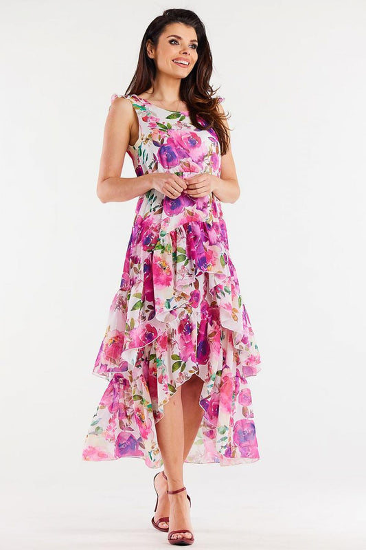 Vrouw draagt Velvet Flow – Chiffon Jurk met ruches en uitgesneden halslijn, elegant en vrouwelijk.
