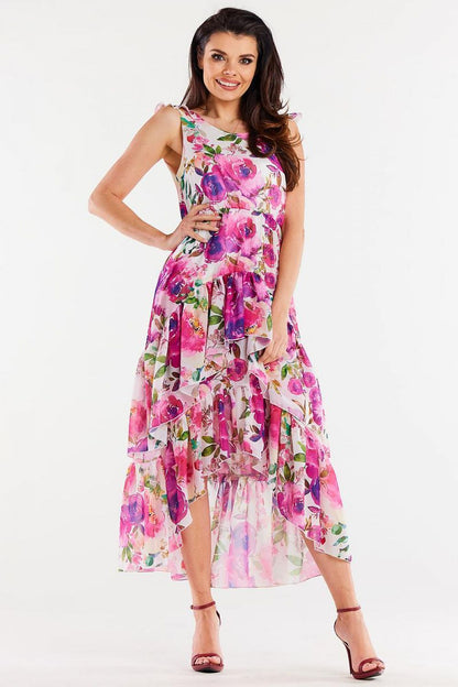 Vrouw draagt Velvet Flow – Chiffon Jurk met ruches en uitgesneden halslijn, elegant en vrouwelijk.