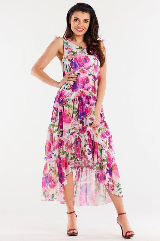 Vrouw draagt Velvet Flow – Chiffon Jurk met ruches en uitgesneden halslijn, elegant en vrouwelijk.