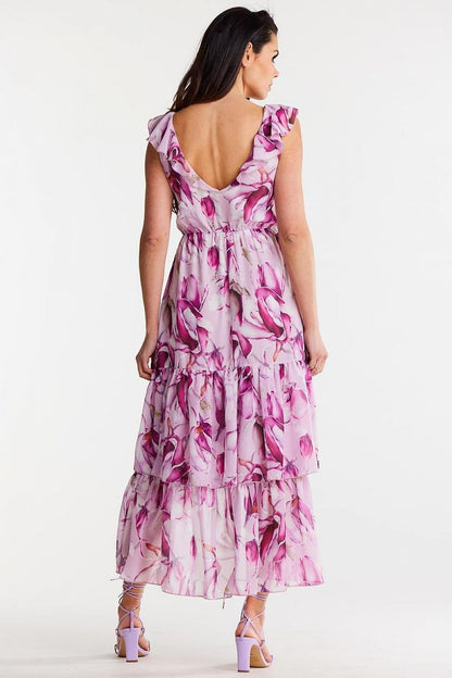 Vrouw draagt Velvet Flow – Chiffon Jurk met ruches en uitgesneden halslijn, elegant en vrouwelijk.