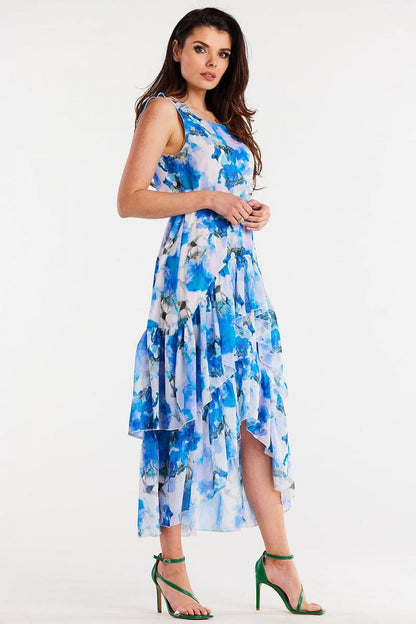 Vrouw draagt Velvet Flow – Chiffon Jurk met ruches en uitgesneden halslijn, elegant en vrouwelijk.
