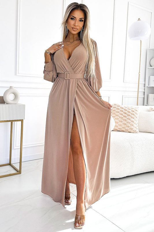 Celeste Serenity Maxi Dress – lange beige maxi-jurk met split, decolleté en brede riem.
