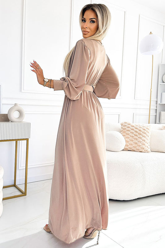 Celeste Serenity Maxi Dress – lange beige maxi-jurk met split, decolleté en brede riem.
