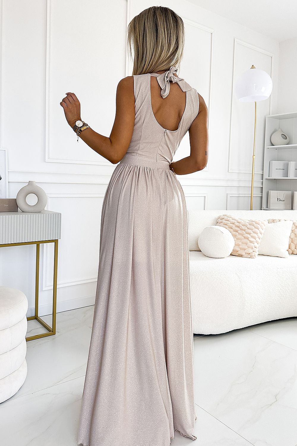 Justine Midnight Glamour Maxi Jurk meerdere kleuren met glitter, draaiend om de strik op de rug te tonen.