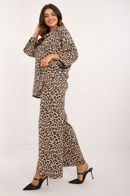 Detail broek:&nbsp;Wijde pijpenbroek met hoge elastische taille – Safari Chic Duo Set door Numoco