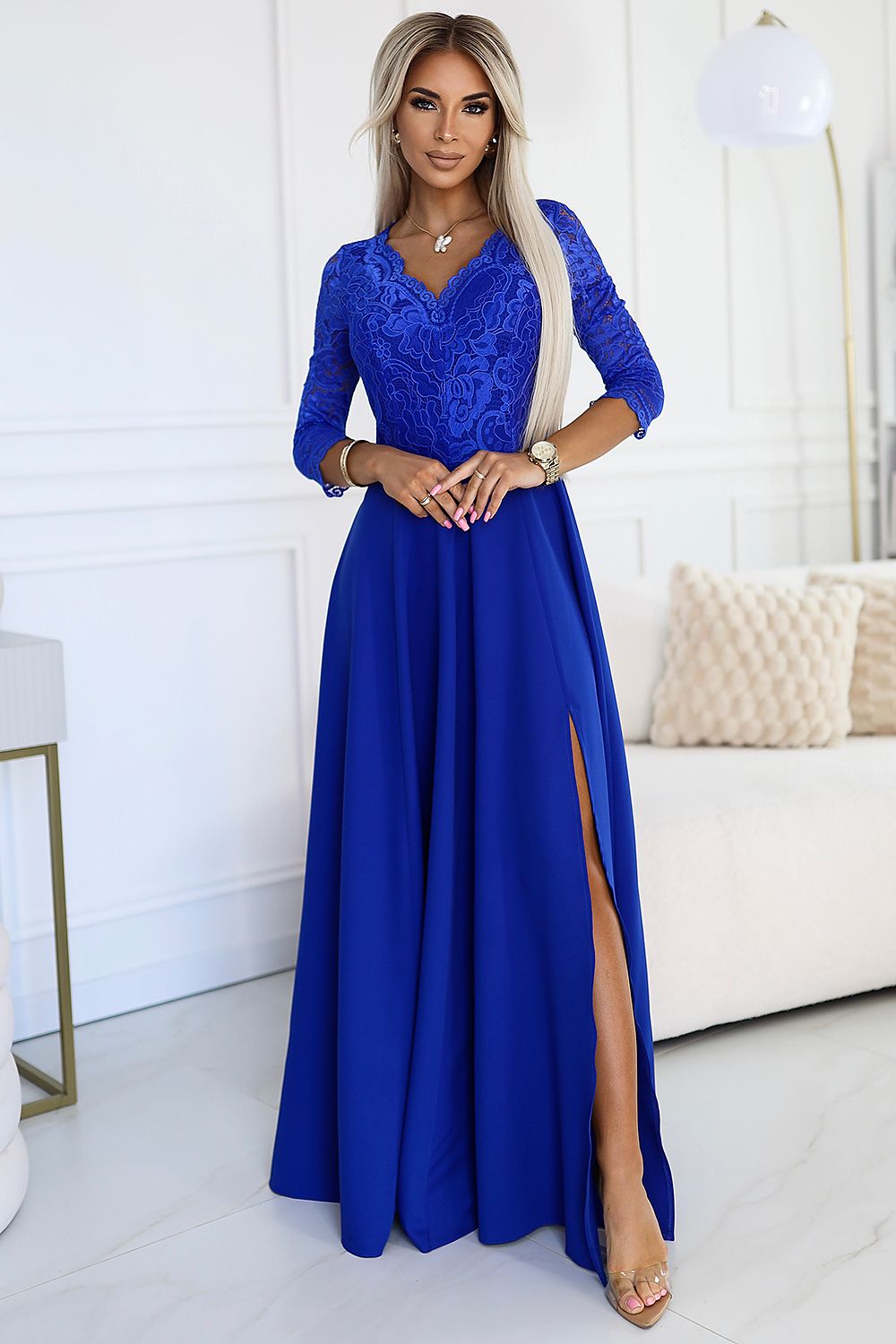 Model draagt ivoren Numoco jurk op bruiloft – Elegante outfit voor speciale gelegenheden