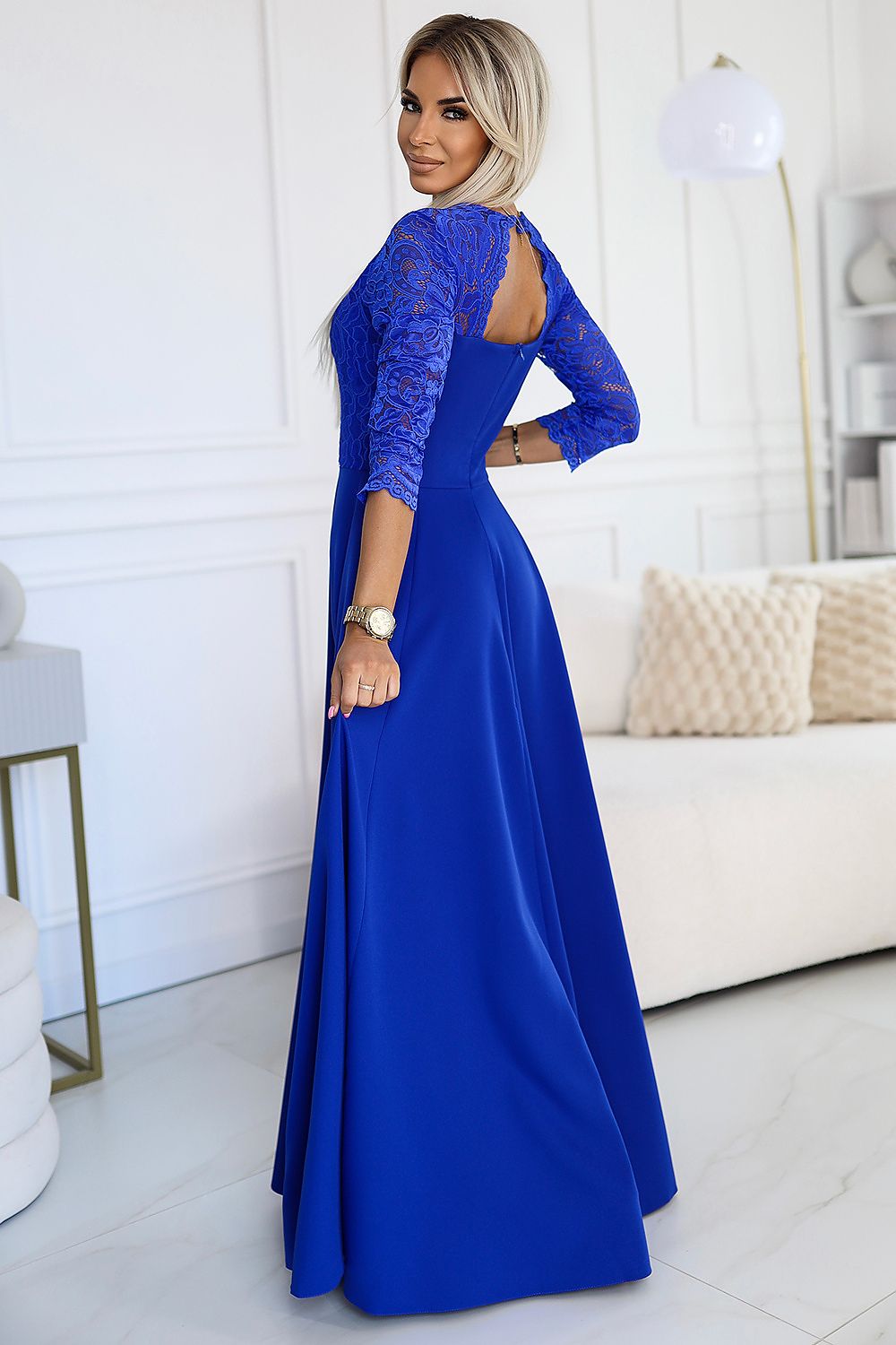 Model draagt ivoren Numoco jurk op bruiloft – Elegante outfit voor speciale gelegenheden