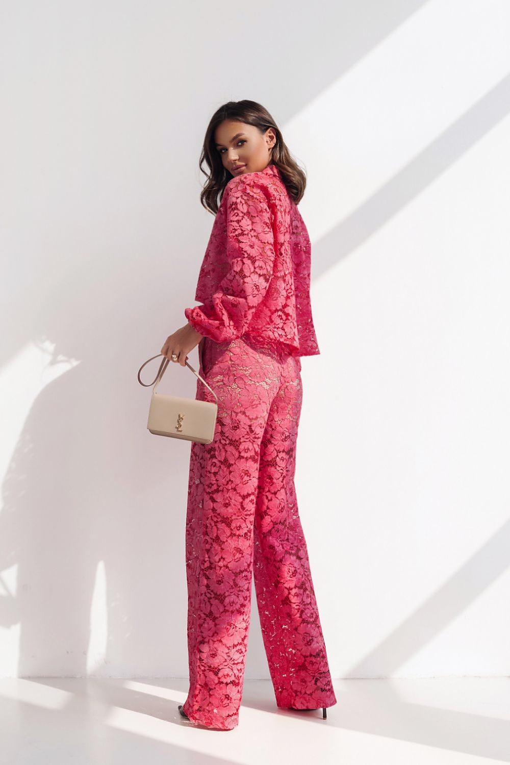 Lace Élan driedelige kanten set voor vrouwen – elegante blouse, top en broek in romantische stijl.