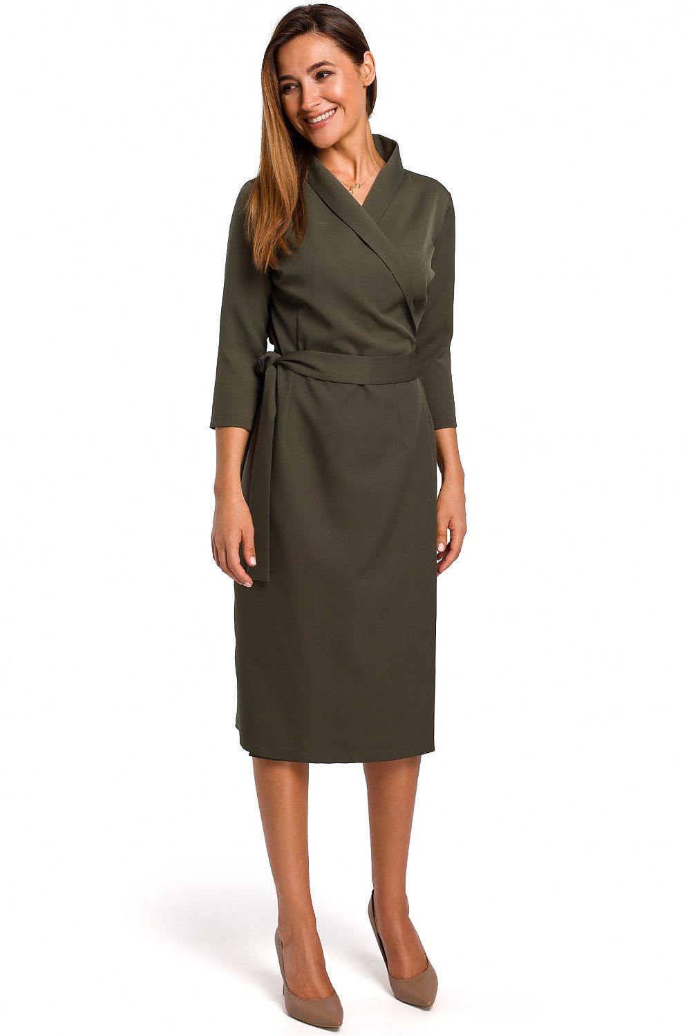 Ava Envelope Dress – Elegante jurk met enveloppe halslijn, sjaalkraag en smalle riem voor een slanker silhouet.