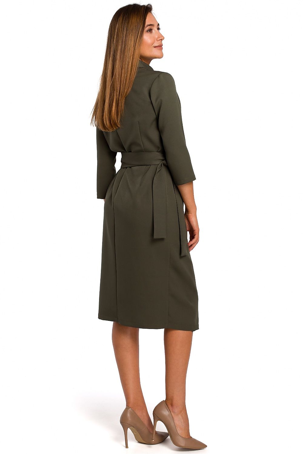 Ava Envelope Dress – Elegante jurk met enveloppe halslijn, sjaalkraag en smalle riem voor een slanker silhouet.