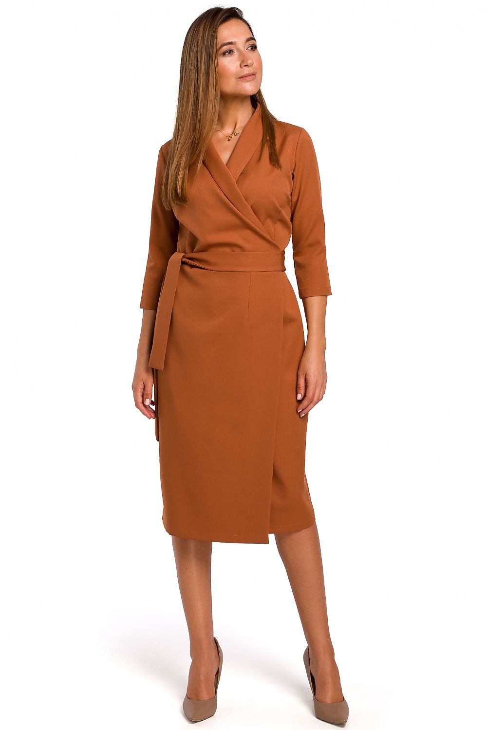 Ava Envelope Dress – Elegante jurk met enveloppe halslijn, sjaalkraag en smalle riem voor een slanker silhouet.