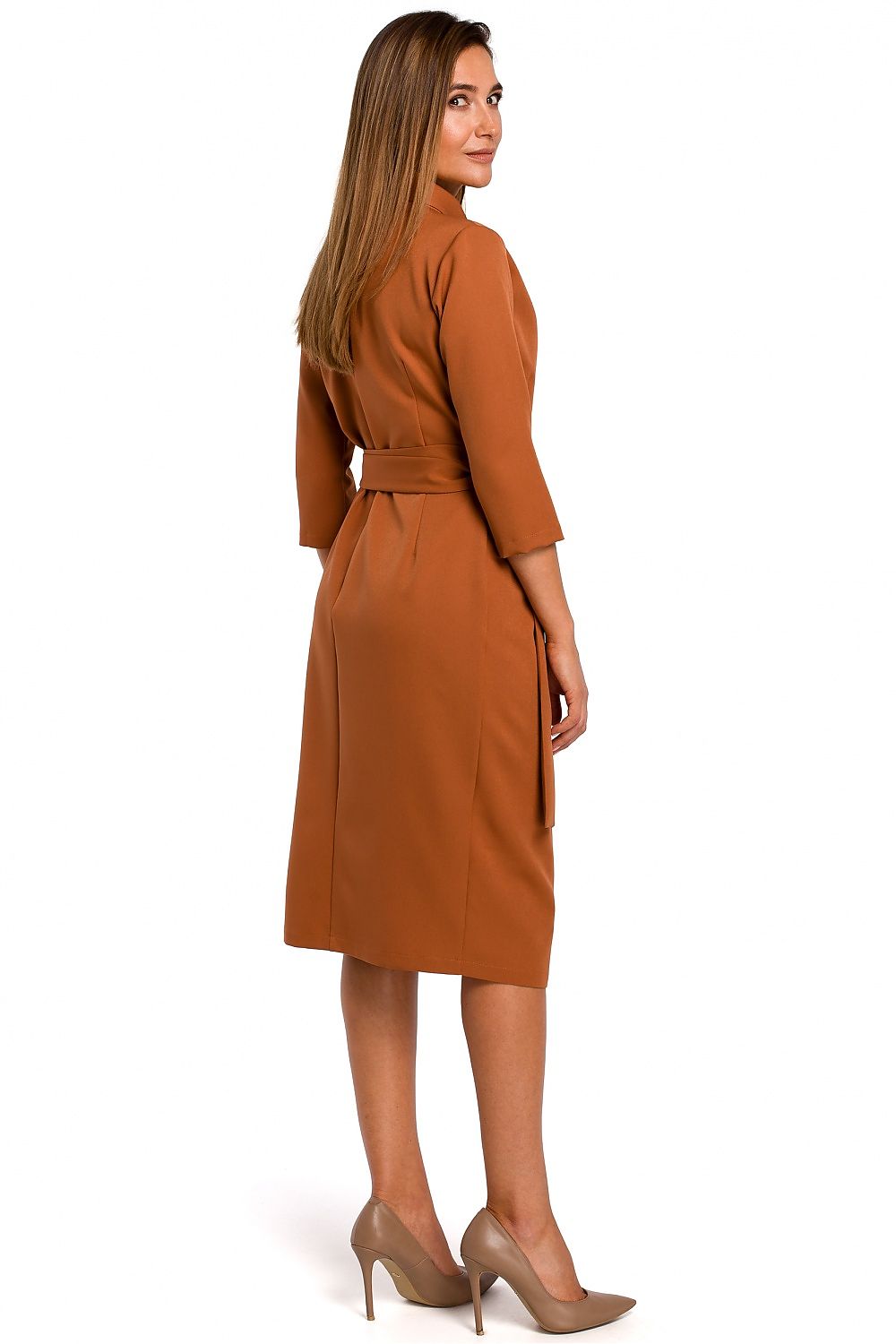 Ava Envelope Dress – Elegante jurk met enveloppe halslijn, sjaalkraag en smalle riem voor een slanker silhouet.