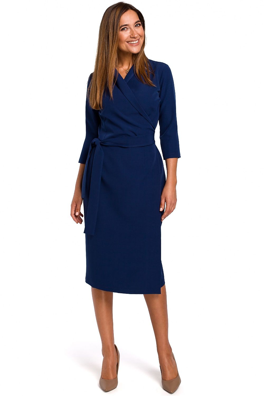 Ava Envelope Dress – Elegante jurk met enveloppe halslijn, sjaalkraag en smalle riem voor een slanker silhouet.