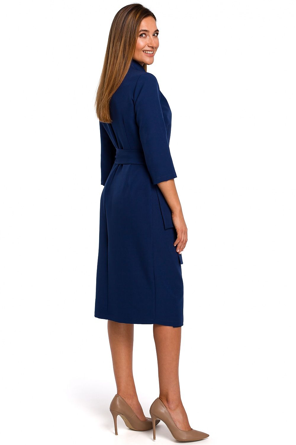 Ava Envelope Dress – Elegante jurk met enveloppe halslijn, sjaalkraag en smalle riem voor een slanker silhouet.