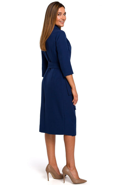 Ava Envelope Dress – Elegante jurk met enveloppe halslijn, sjaalkraag en smalle riem voor een slanker silhouet.