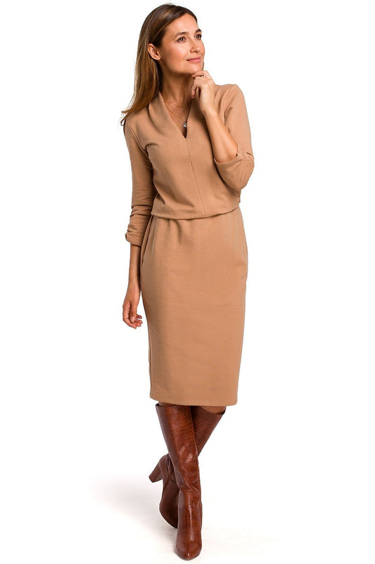 Nova Knit Dress – Klassieke gebreide damesjurk met elegante halslijn en elastische taille. Comfortabele en stijlvolle jurk voor dagelijks gebruik.