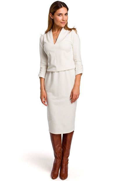 Nova Knit Dress – Klassieke gebreide damesjurk met elegante halslijn en elastische taille. Comfortabele en stijlvolle jurk voor dagelijks gebruik.