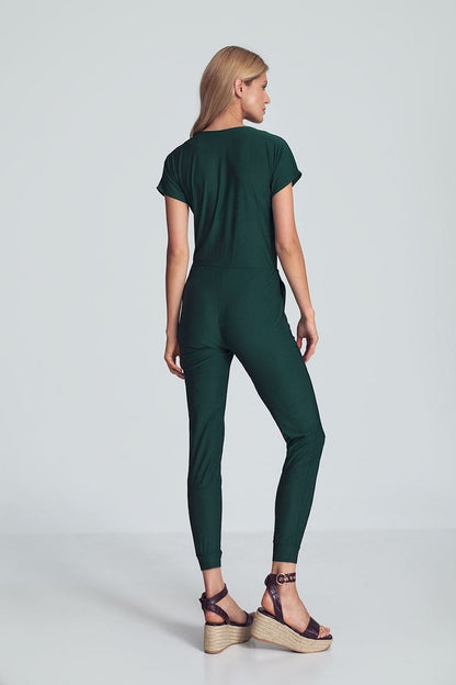 Groene jumpsuit met crinkle halslijn, elastische taille en taps toelopende pijpen met drawstring.