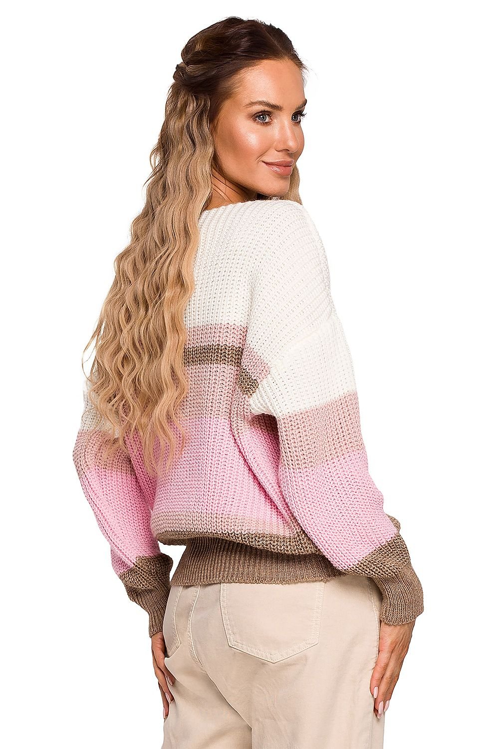 Nordic Vibe Haven Trui - Model 163627 Moe in neutrale strepen, V-hals en ruimvallende pasvorm.