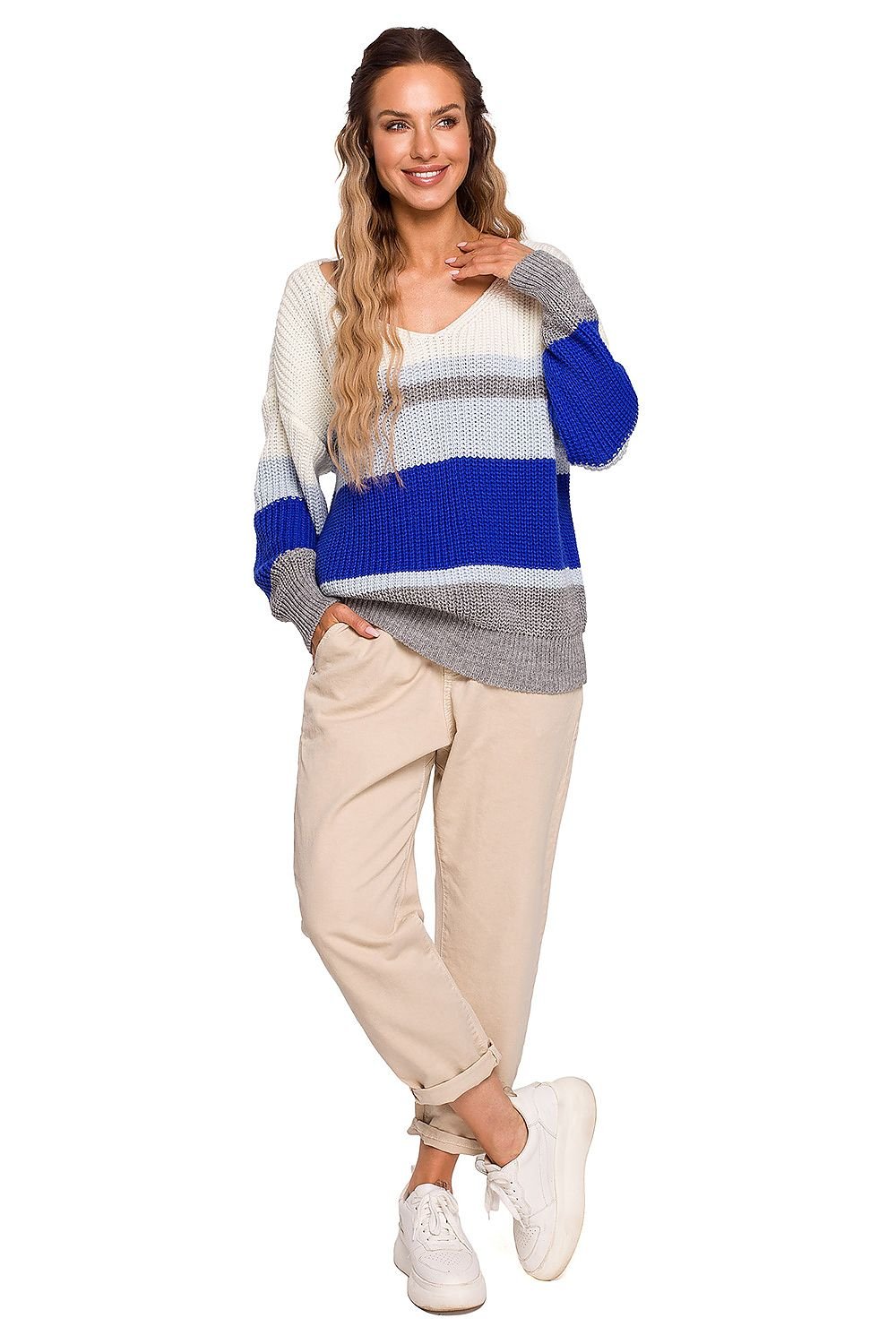 Nordic Vibe Haven Trui - Model 163627 Moe in neutrale strepen, V-hals en ruimvallende pasvorm.