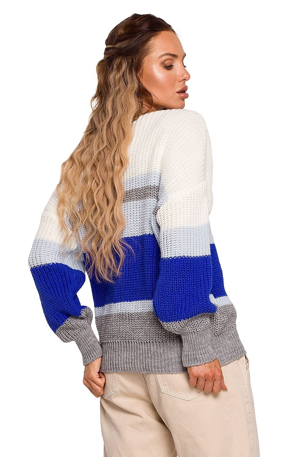 Nordic Vibe Haven Trui - Model 163627 Moe in neutrale strepen, V-hals en ruimvallende pasvorm.