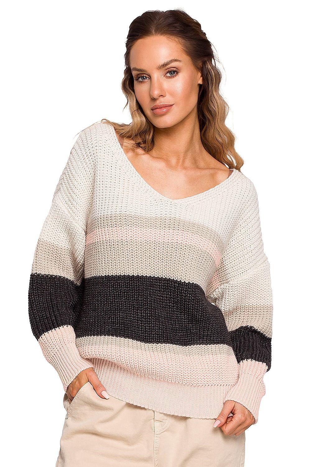 Nordic Vibe Haven Trui - Model 163627 Moe in neutrale strepen, V-hals en ruimvallende pasvorm.