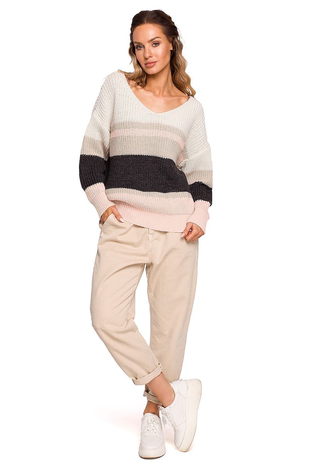 Nordic Vibe Haven Trui - Model 163627 Moe in neutrale strepen, V-hals en ruimvallende pasvorm.