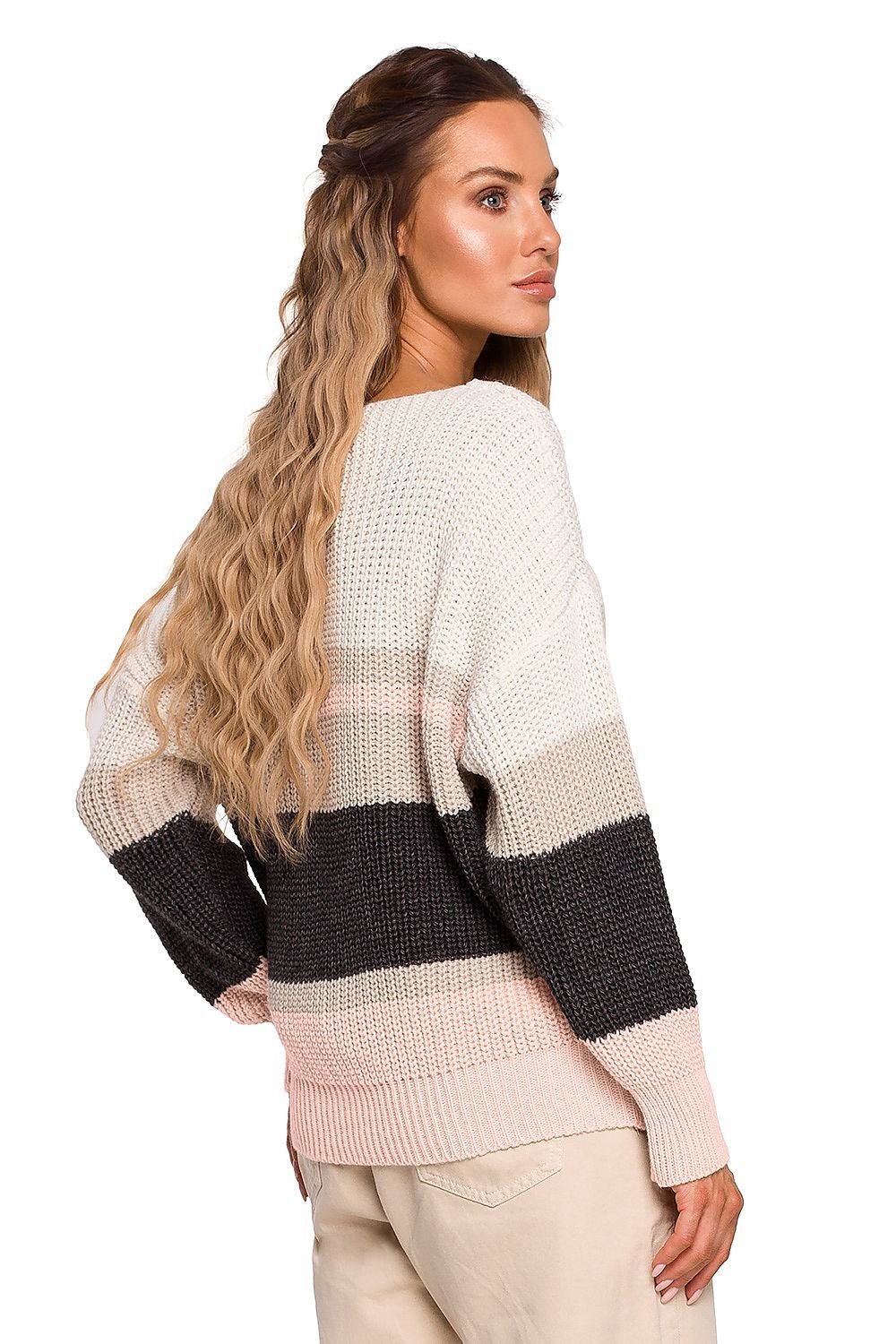 Nordic Vibe Haven Trui - Model 163627 Moe in neutrale strepen, V-hals en ruimvallende pasvorm.