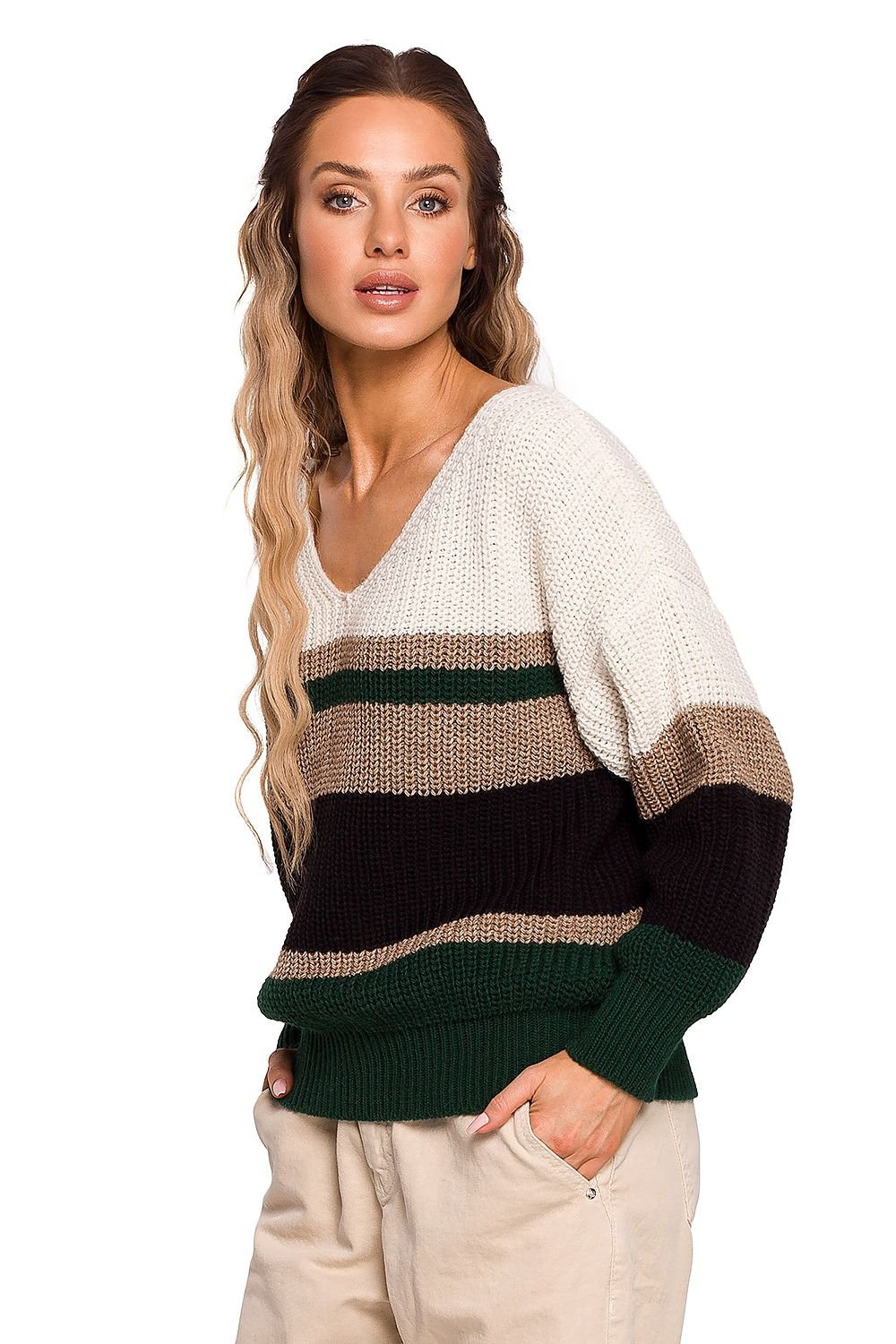 Nordic Vibe Haven Trui - Model 163627 Moe in neutrale strepen, V-hals en ruimvallende pasvorm.