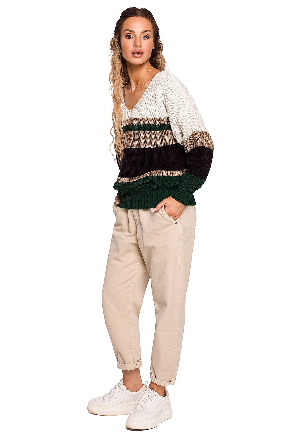 Nordic Vibe Haven Trui - Model 163627 Moe in neutrale strepen, V-hals en ruimvallende pasvorm.