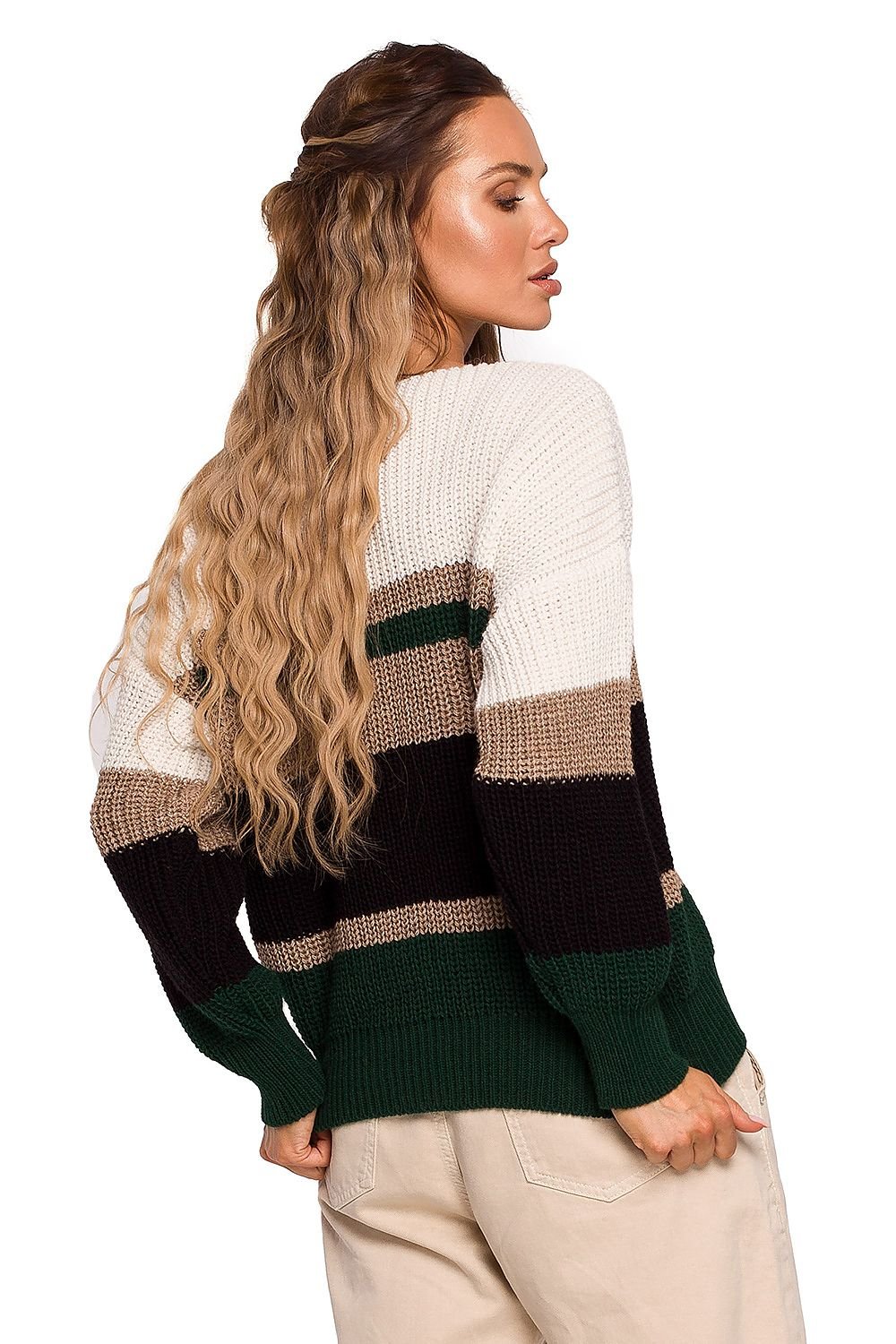 Nordic Vibe Haven Trui - Model 163627 Moe in neutrale strepen, V-hals en ruimvallende pasvorm.