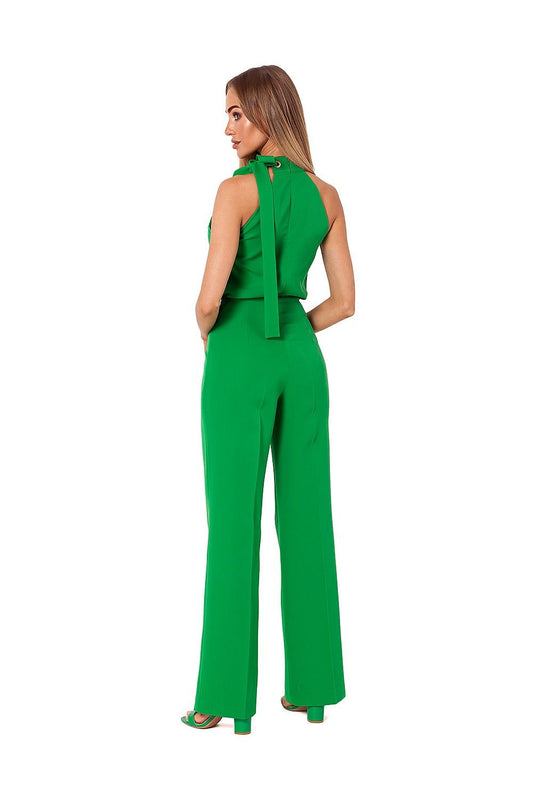 Halter-Neck Elegance Trousersuit met stropdas en steekzakken – front view.