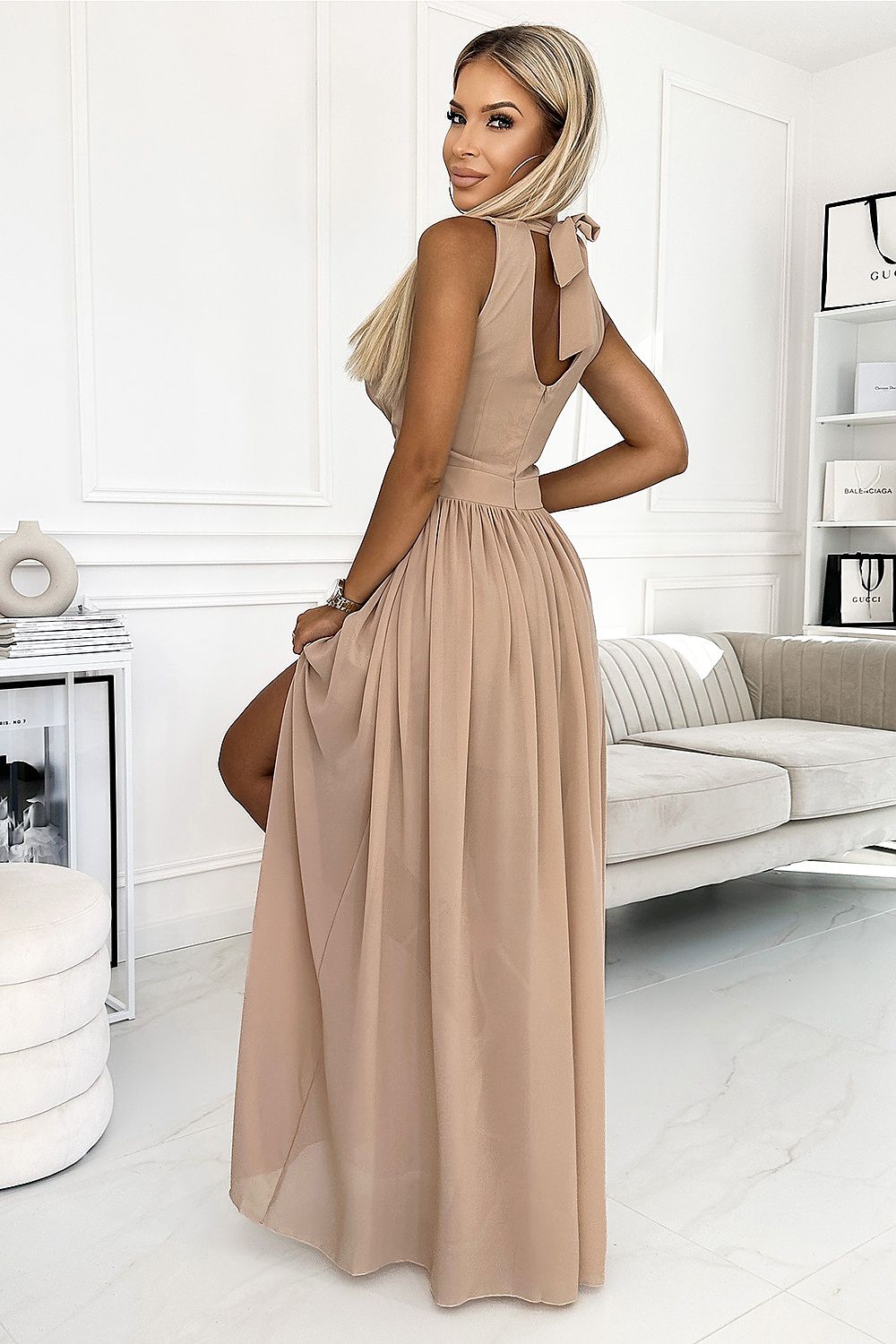 Justine Midnight Glamour Maxi Jurk meerdere kleuren met glitter, draaiend om de strik op de rug te tonen.